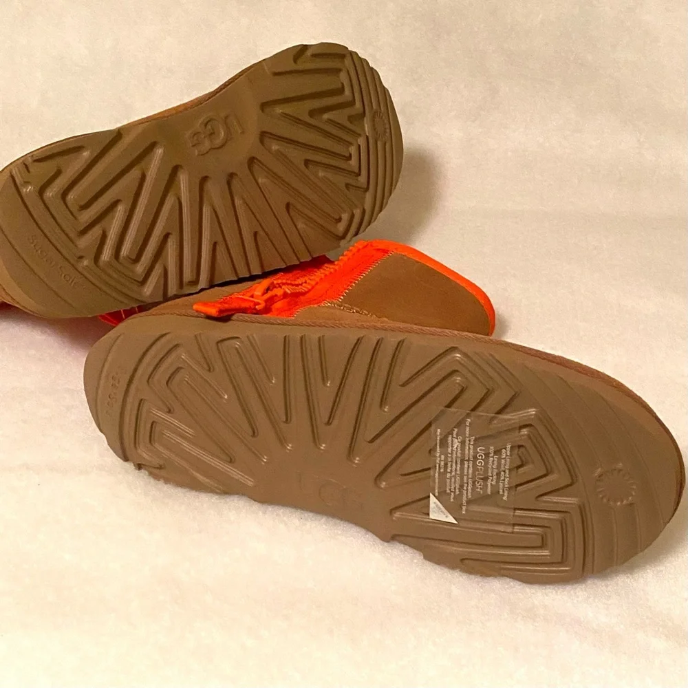 UGG Women’s Boots Mini Zipper Tape Logo Bootie Size 6 Classic Fashion Chestnut